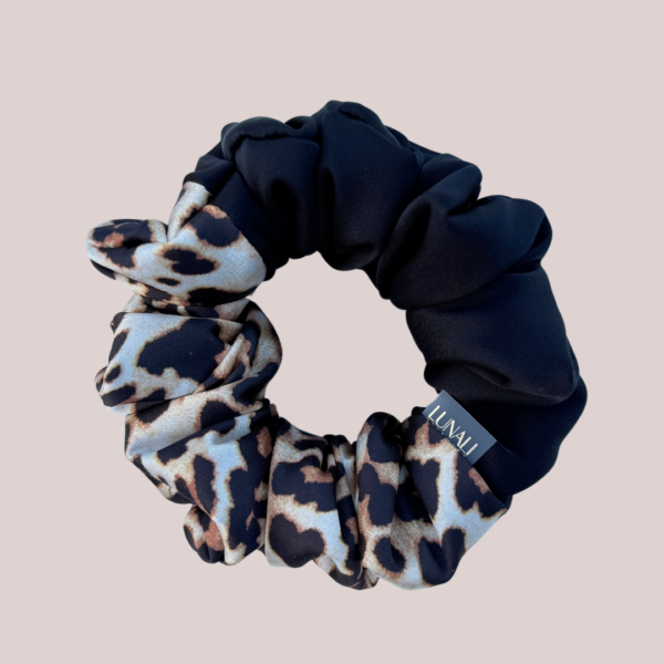 lunali-scrunchie-satyna-panterka-granat